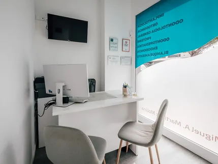 Sala de consulta con el rótulo de la clínica