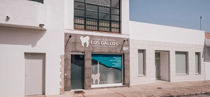 Fachada de la Clínica Dental Los Gallos