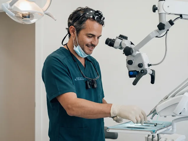 El Dr. Martínez Molina junto al microscopio de la clínica de El Colorado