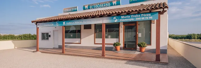 Fachada de la Clínica Dental El Colorado