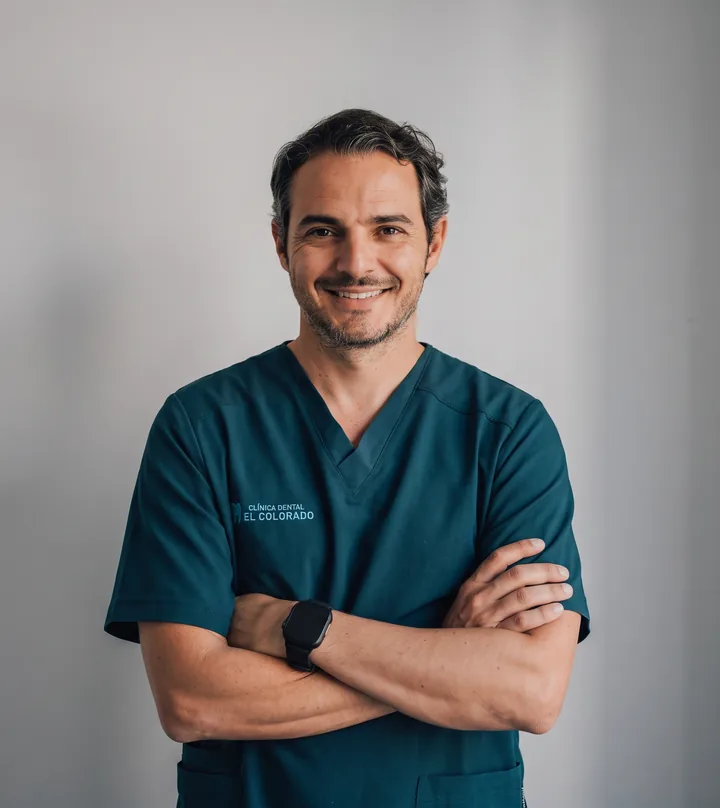 El Dr. Miguel A. Martínez Molina en la clínica