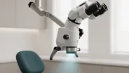 Odontóloga atendiendo a una paciente con microscopio