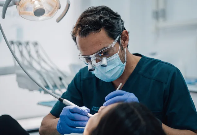 El Dr. Martínez Molina interviniendo con lupas de magnificación