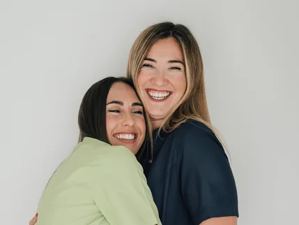 Dos profesionales del equipo de la Clínica Dental Los Gallos