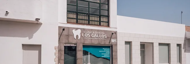 Fachada de la Clínica Dental Los Gallos